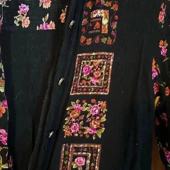 SK & Company woman’s button up blouse size small with shoulder pads - Picture 7 of 8